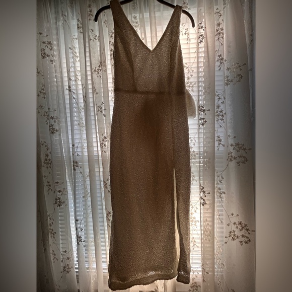 Adorable sequin bow dress - Picture 2 of 4